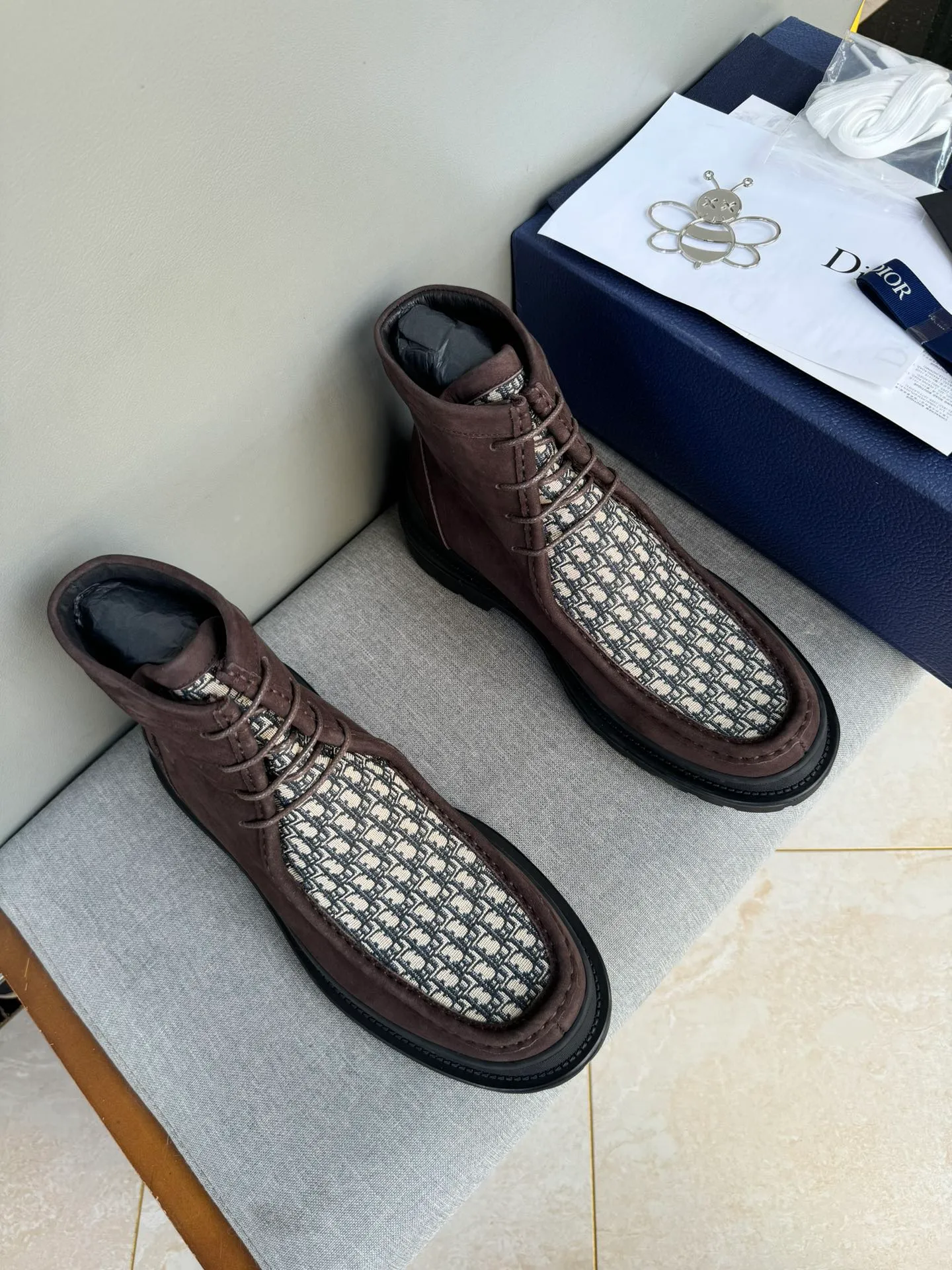[DIOR] Top P: 1000💰 Number of yards: 39~44 (38.45 custom-made, non-refundable) Dior Dior~ Winter series, original 1:1 development Casual men's leather shoes Heavy investment, shoes and boots are made of imported cowhide + imported Dior special fabric Not easy to deform black cowhide lining Dior large hardware inlay Original TPU vacuum outsole, black cowhide Black open edge beads Military green suede Black suede Khaki suede leather is crafted by a large factory, and the perfect product is only prepared for you who know your taste! Any comparisons are welcome.